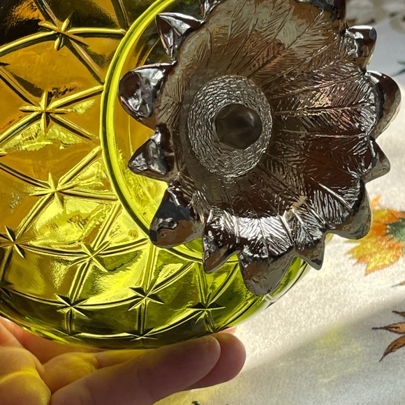 Avocado green bowl w/brass base, pineapple motif 1970s vintage - Picture 2 of 10